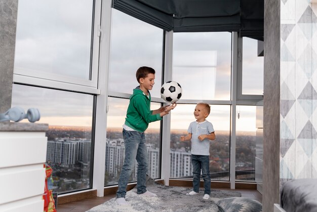 Niños jugando en su habitación.