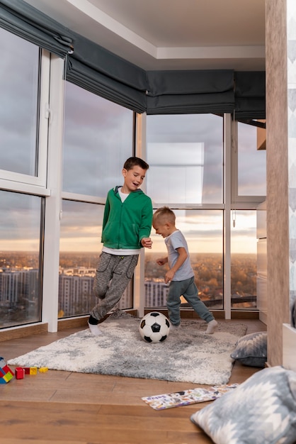 Niños jugando en su habitación.