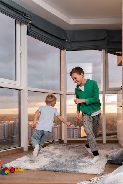 Foto gratuita niños jugando en su habitación.