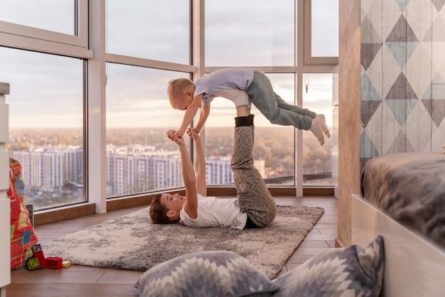 Foto gratuita niños jugando en su habitación.