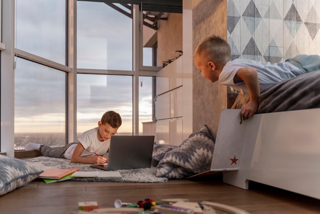 Foto gratuita niños jugando en su habitación.