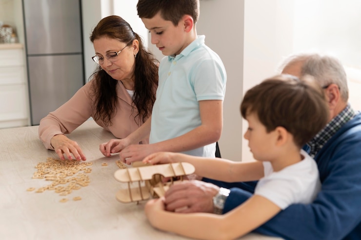 Foto gratuito niños jugando con sus abuelos.