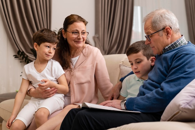 Niños jugando con sus abuelos.