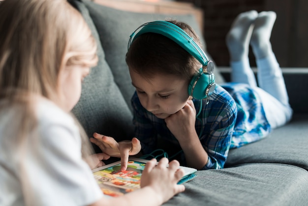 Foto gratuita niños jugando con tablets