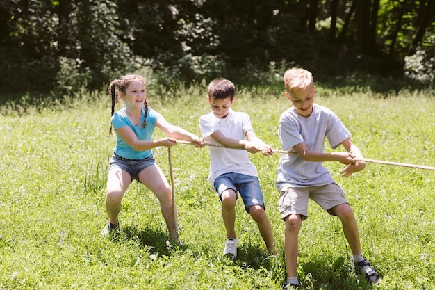 Niños jugando tira y afloja