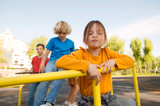 Niños jugando a tiro medio