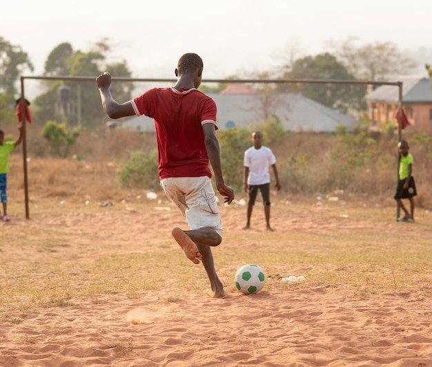 Niños, jugar al fútbol