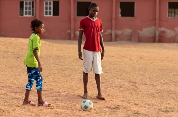 Niños, jugar al fútbol