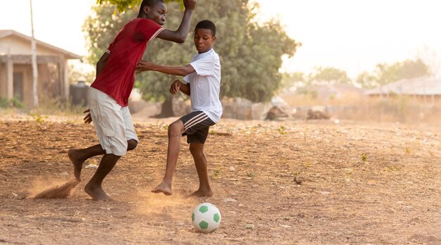 Niños, jugar al fútbol