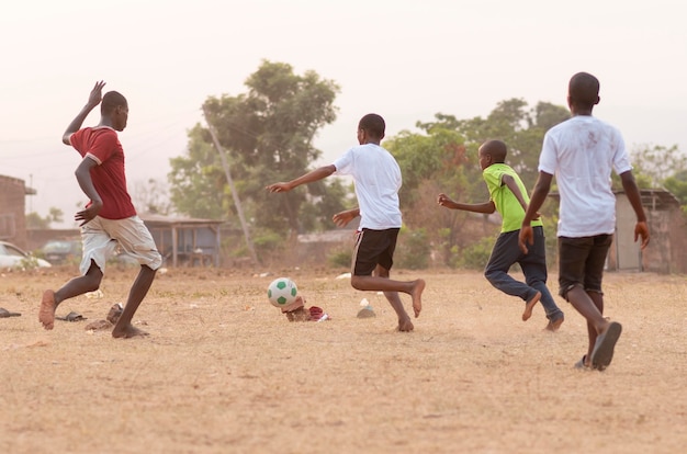 Foto gratuita niños, jugar al fútbol