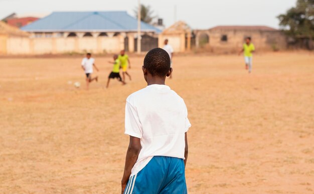 Foto gratuita niños, jugar al fútbol