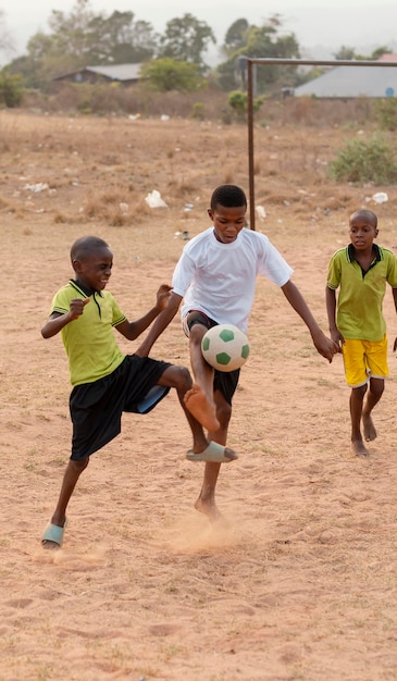 Niños, jugar al fútbol