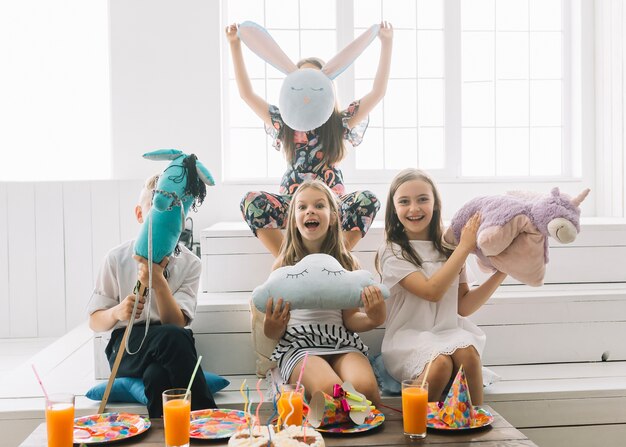 Niños con juguetes divirtiéndose en la fiesta de cumpleaños