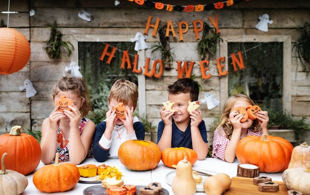 Niños juguetones disfrutando de una fiesta de halloween.