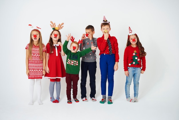 Niños juguetones con nariz de payaso o nariz de rudolph