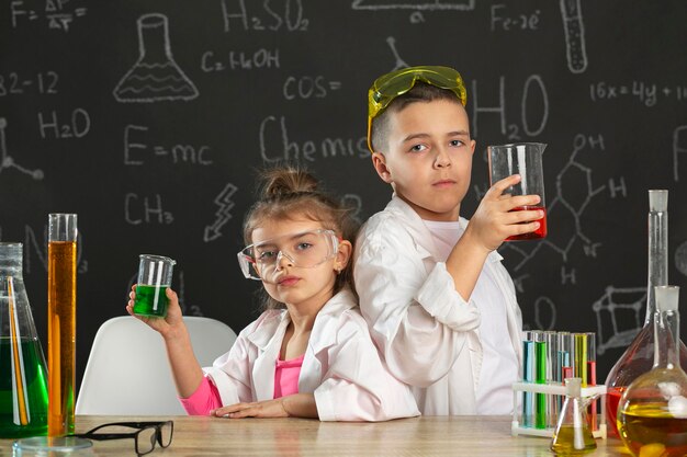 Niños en laboratorio haciendo experimentos.