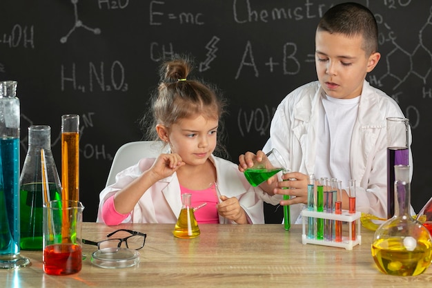 Niños en laboratorio haciendo experimentos.