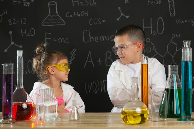 Foto gratuita niños en laboratorio haciendo experimentos.