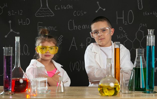 Niños en laboratorio haciendo experimentos.