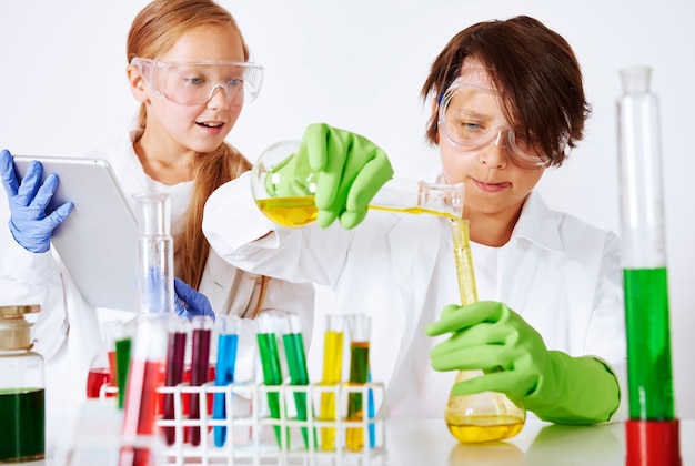 Niños en laboratorio químico