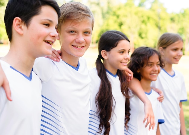 Niños de lado en ropa deportiva abrazados