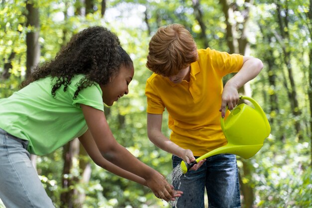 Niños lavándose las manos después de plantar