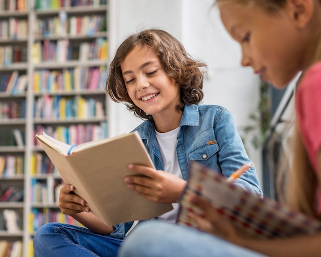 Foto gratuita niños leyendo y haciendo sus deberes.