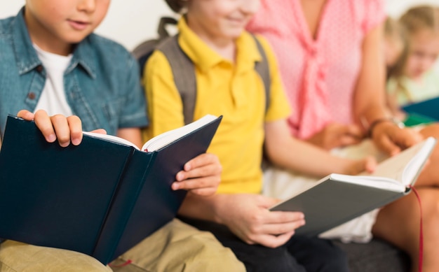 Foto gratuita niños leyendo su lección