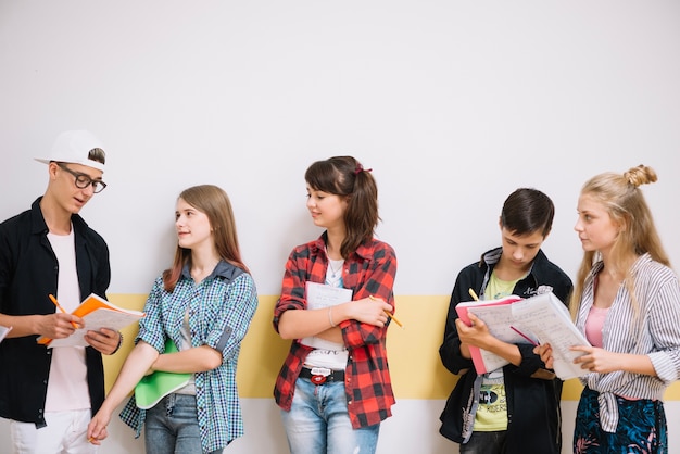 Niños con libros juntos