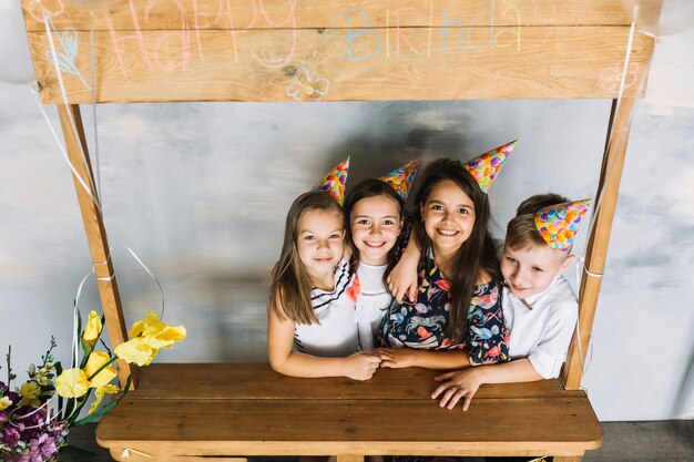 Niños lindos abrazar en la fiesta de cumpleaños