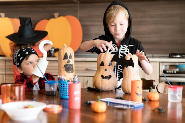 Niños lindos con calabazas concepto de halloween