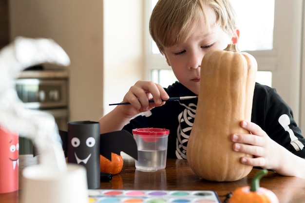 Niños lindos con calabazas concepto de halloween