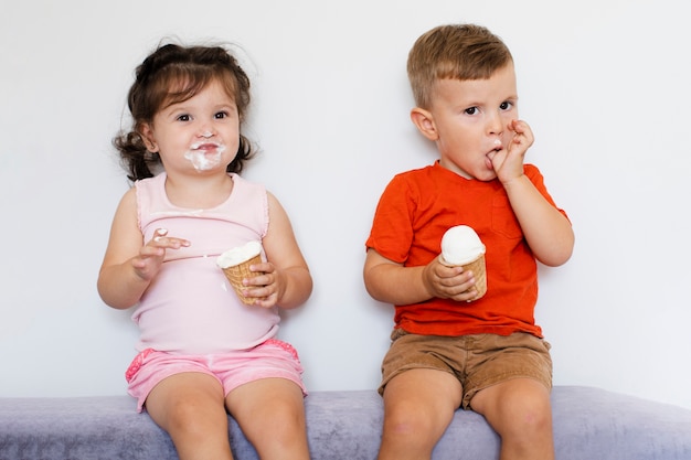 Niños lindos comiendo helado