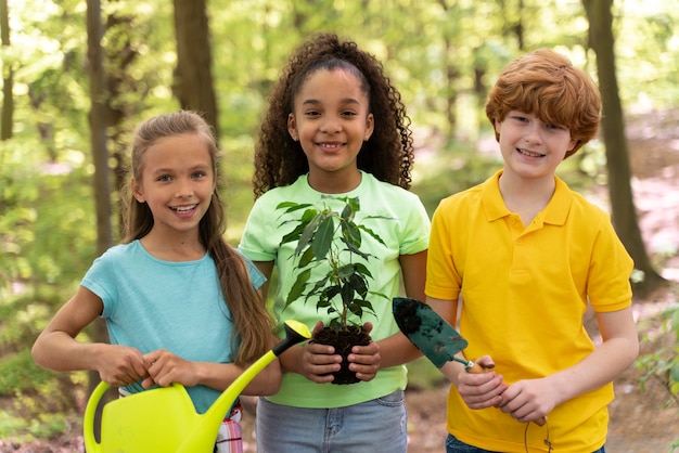 Niños lindos explorando la naturaleza