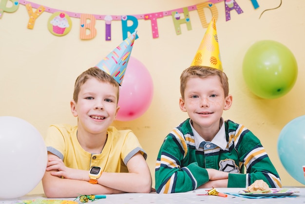 Niños lindos en la fiesta de cumpleaños