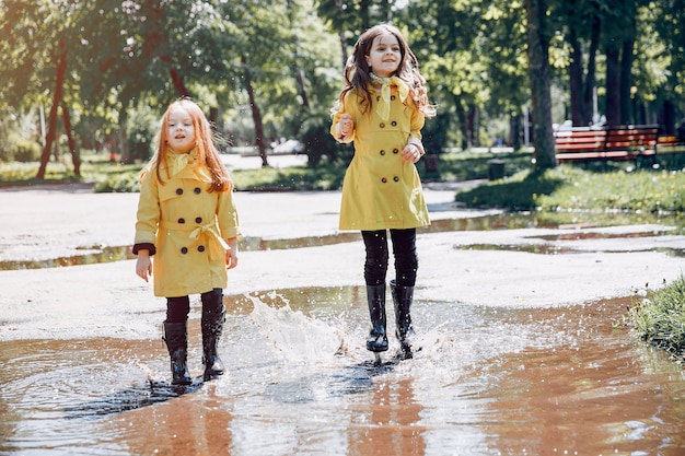 Foto gratuita niños lindos plaiyng en un día lluvioso