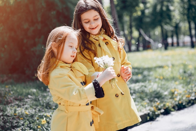 Niños lindos plaiyng en un día lluvioso