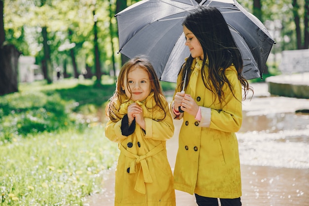 Foto gratuita niños lindos plaiyng en un día lluvioso