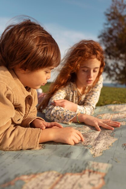 Niños lindos de primer plano mirando el mapa