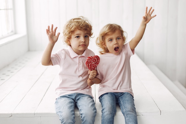 Niños lindos que se divierten con dulces