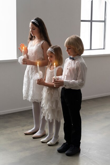 Niños lindos de tiro completo con velas