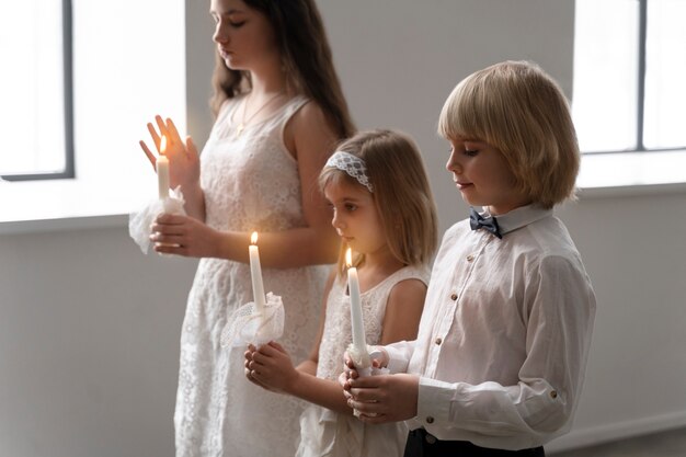 Niños lindos de tiro medio con velas