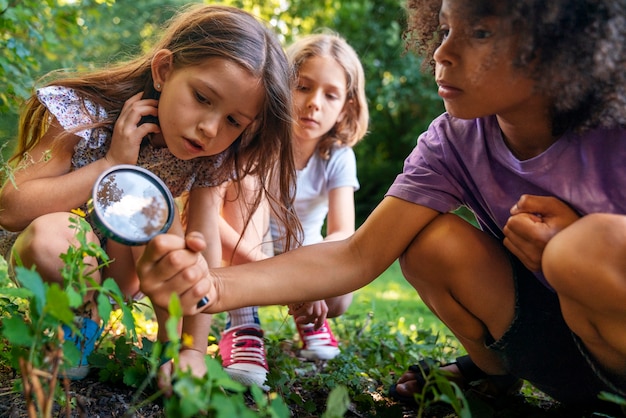 Foto gratuita niños con lupa tiro completo