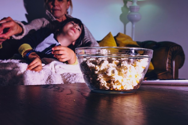 Niños con madre teniendo noche de cine