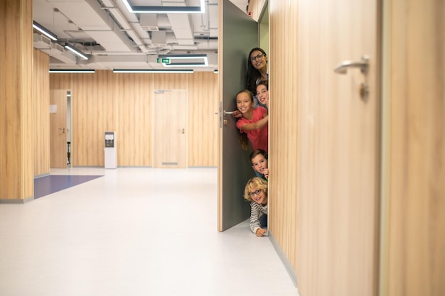 Foto gratuita niños y maestros abriendo la puerta del aula.