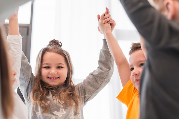 Foto gratuita niños con las manos en alto