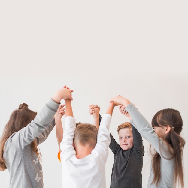 Foto gratuita niños con las manos en alto