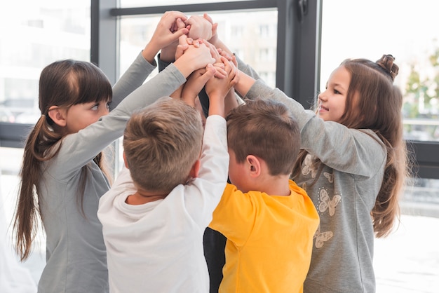 Niños con las manos en alto