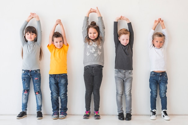 Niños con las manos en alto