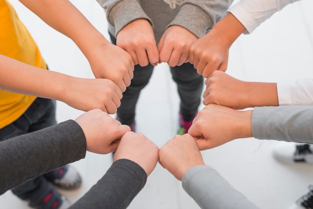 Niños con las manos juntas